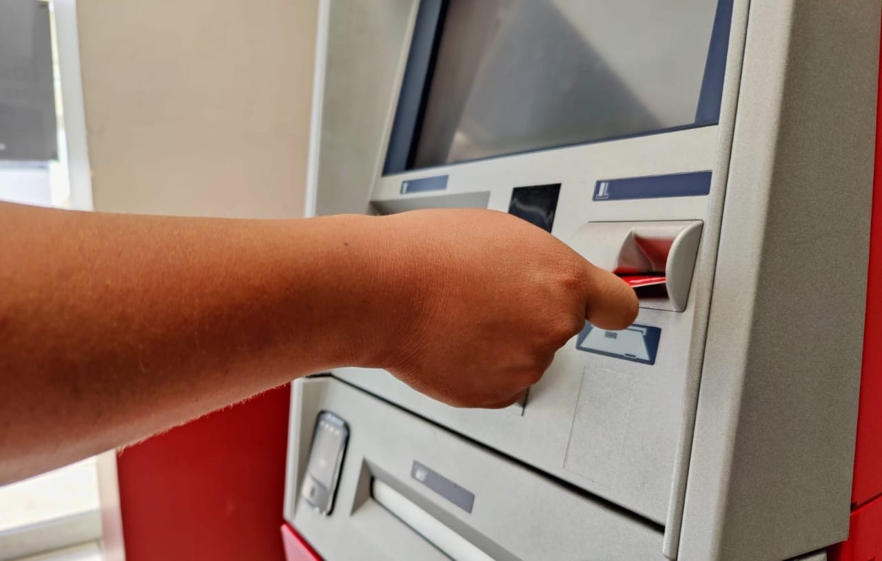  Entrega SEE más de 2,500 tarjetas de nómina a maestros