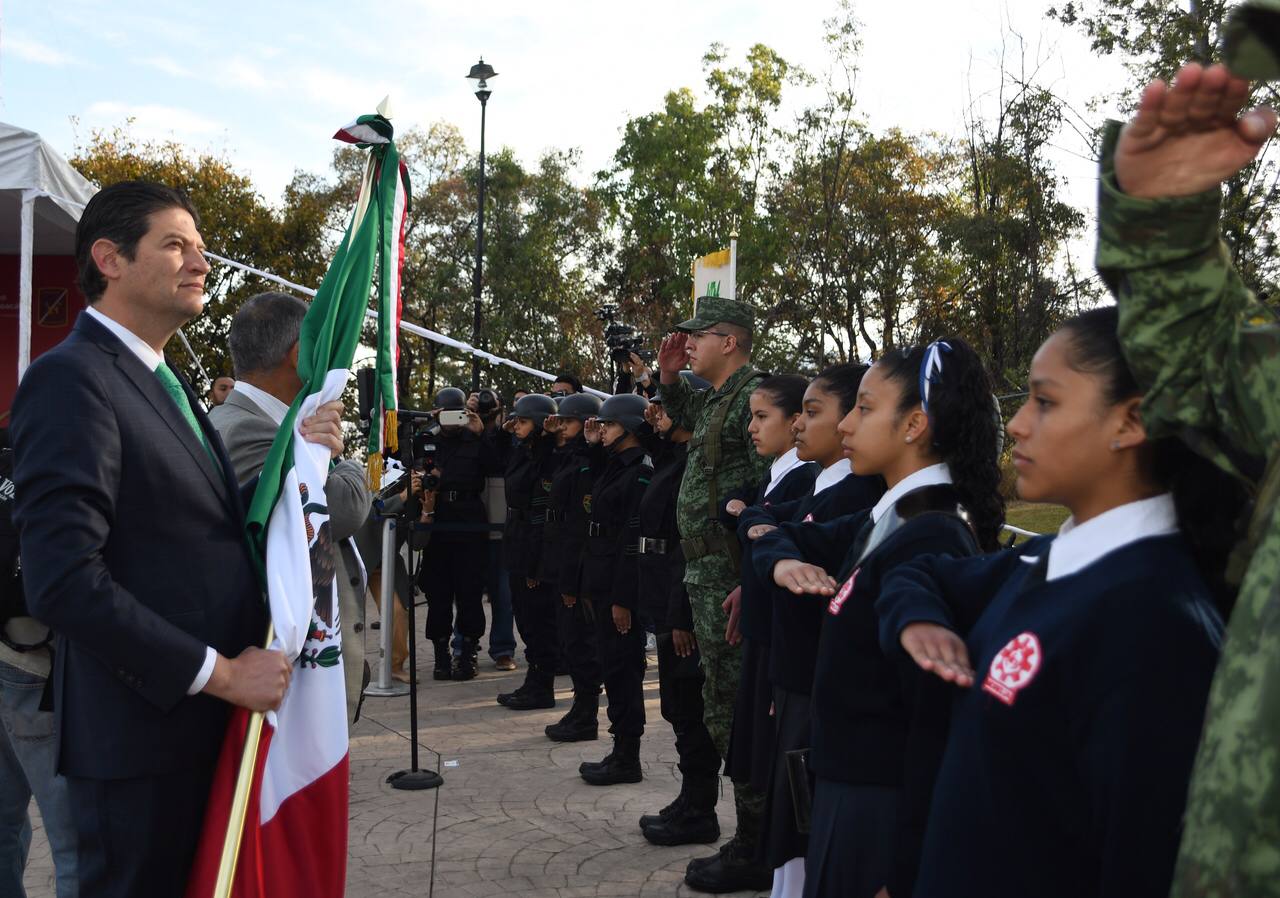  Conmemora Alfonso Martínez Día de la Bandera Mexicana