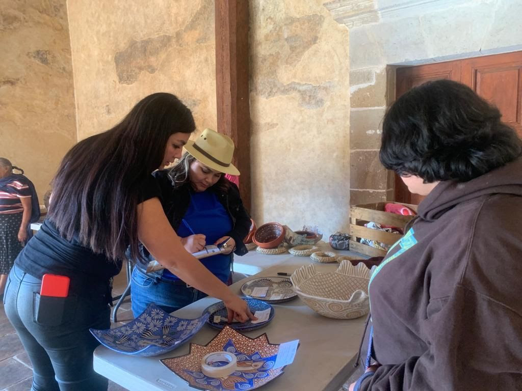  Beneficia IAM a artesanos michoacanos con la compra de sus piezas