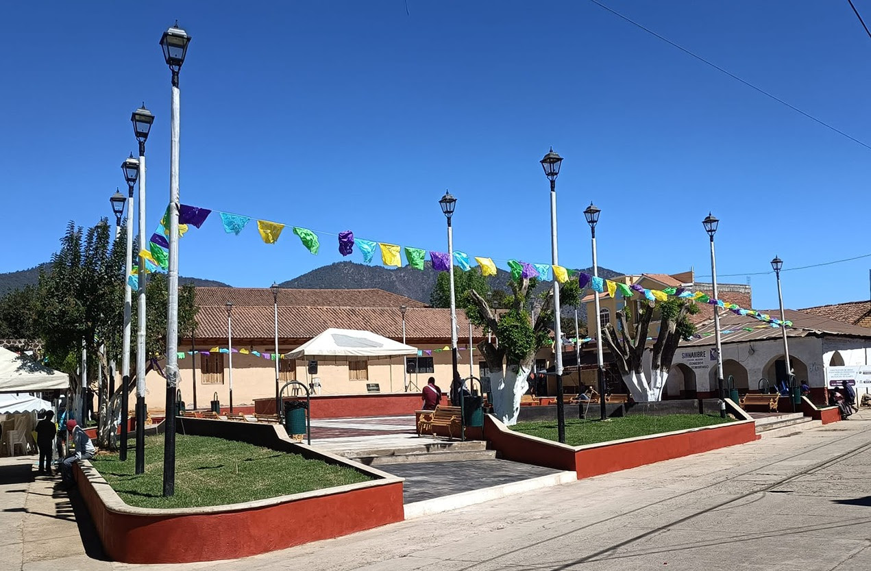 Rehabilita SCOP plaza principal de Huáncito, en Chilchota
