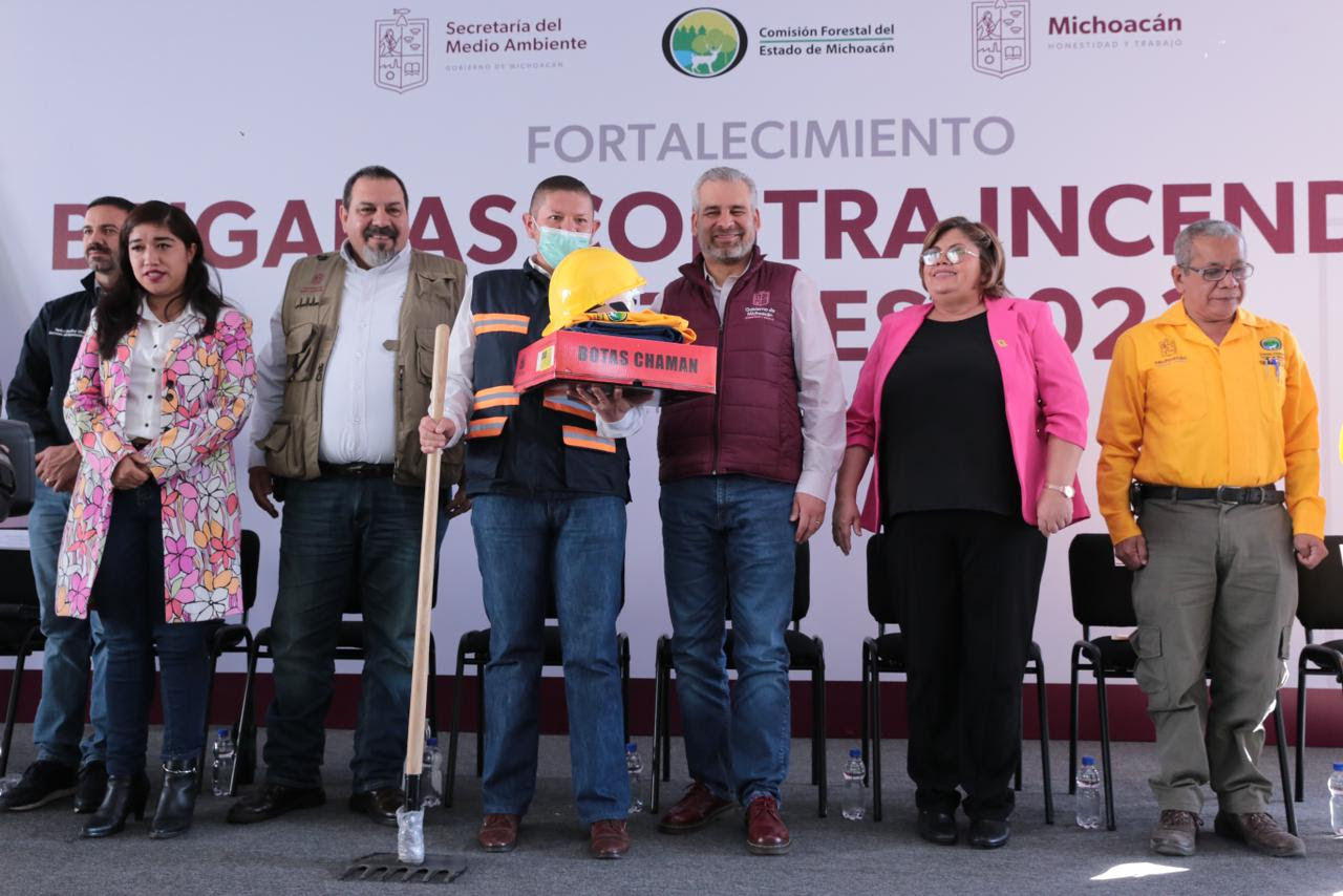  Brigadistas no estarán solos en combate contra incendios: Bedolla
