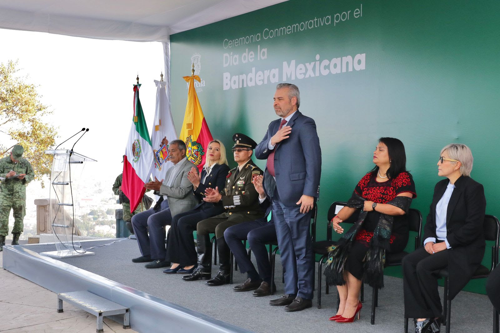  Encabeza Bedolla acto por Día de la Bandera