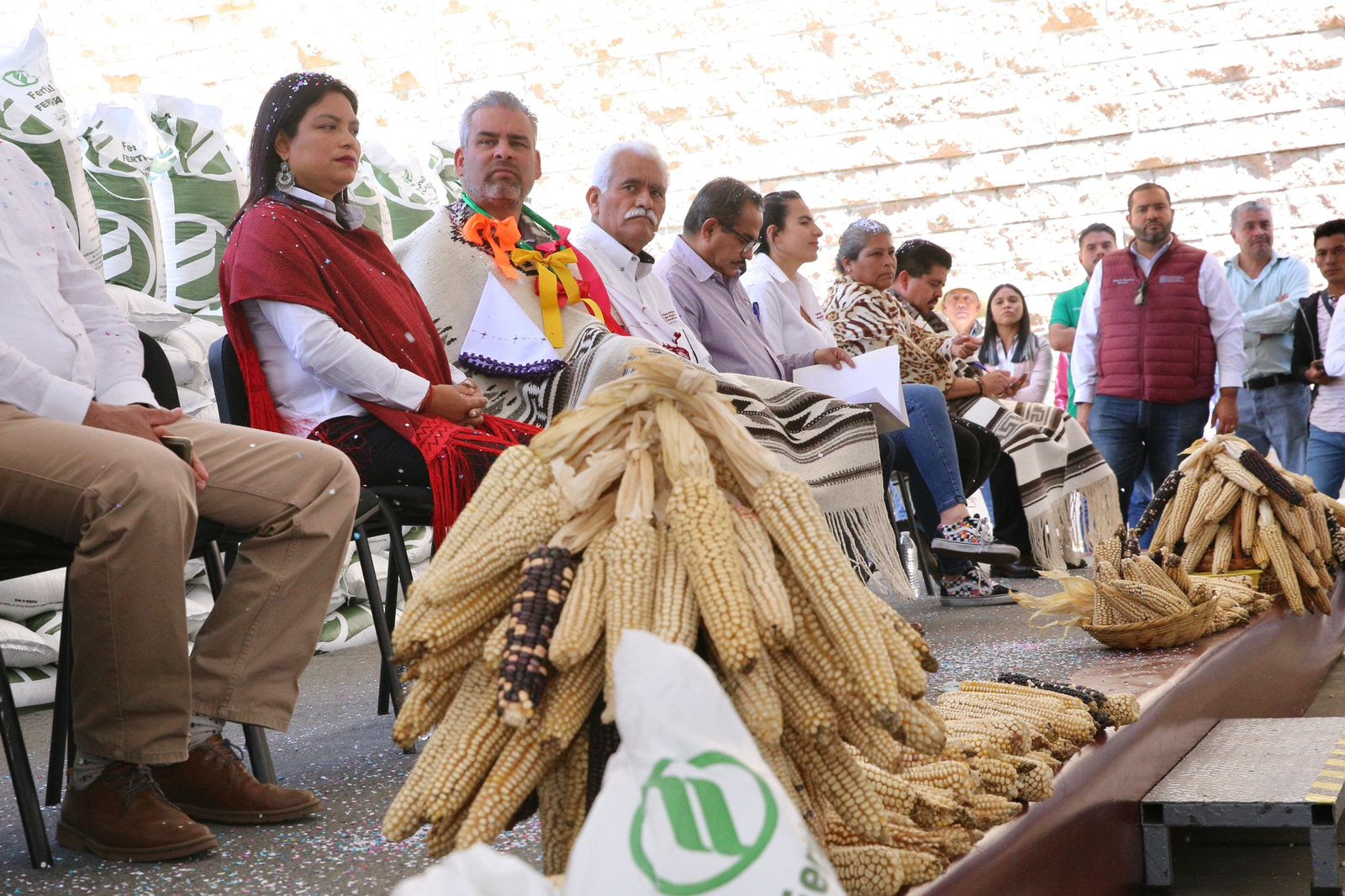 Entrega Bedolla fertilizante gratuito a mil 400 productores del campo en la Meseta Purépecha