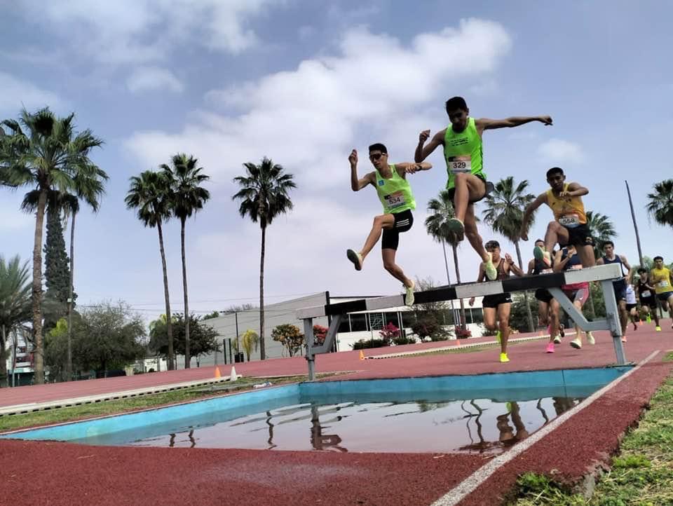  Fernando Salinas rompe récord michoacano en prueba de 3 mil metros con obstáculos