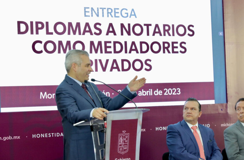  Entrega Bedolla certificación a Notarios como conciliadores