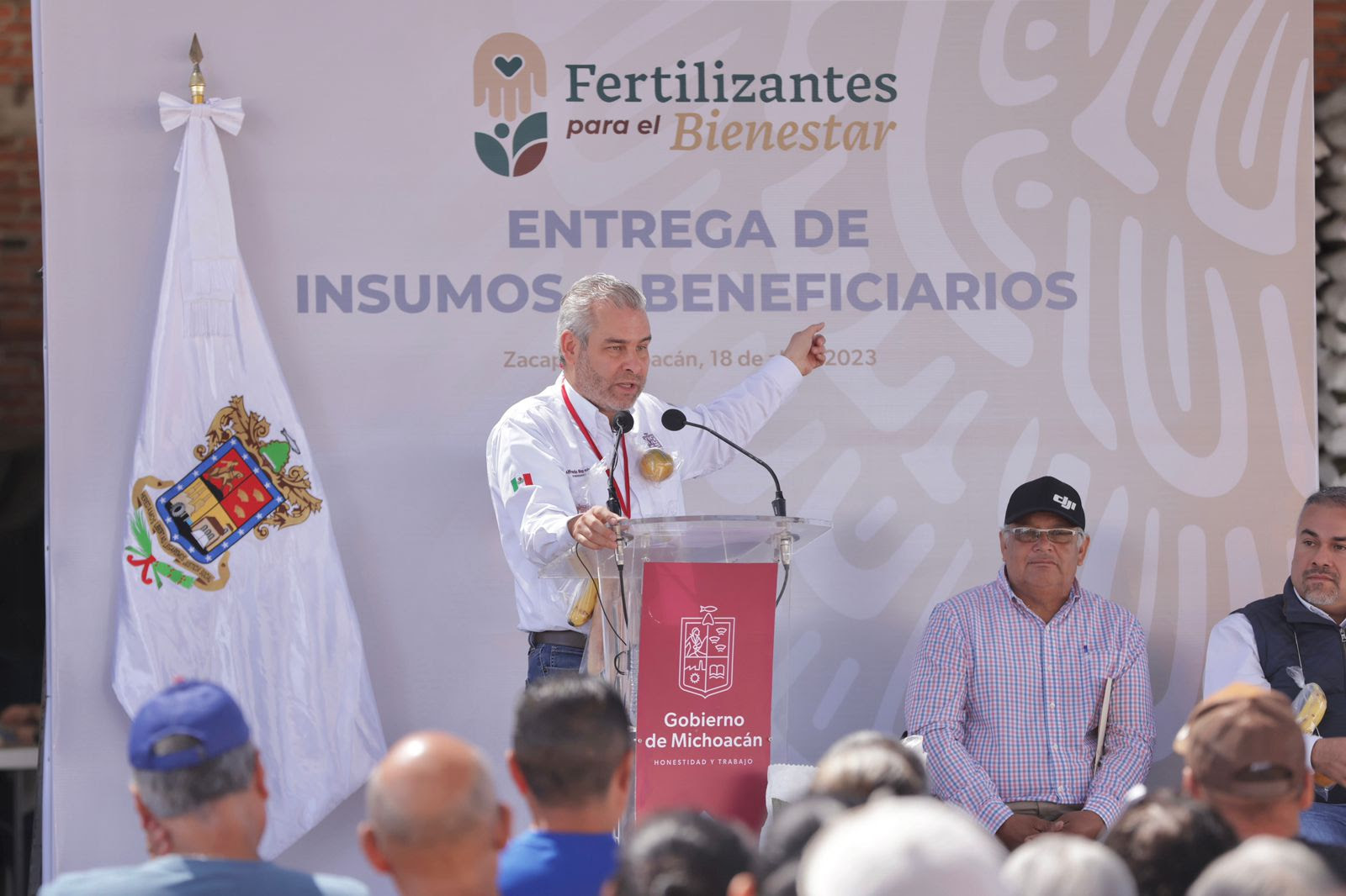  Bedolla y federación entregan más fertilizantes de los repartidos por pasada administración