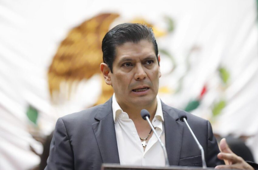  Ernesto Núñez reconoce labor periodista en Michoacán