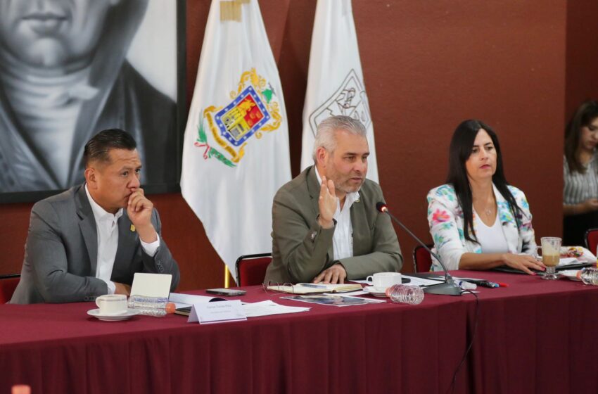  Prepara Gobierno de Michoacán entrega masiva de mobiliario escolar