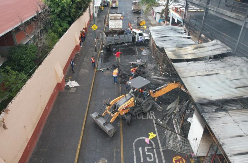  Gobierno Municipal comienza labores de limpieza en Mercado Independencia