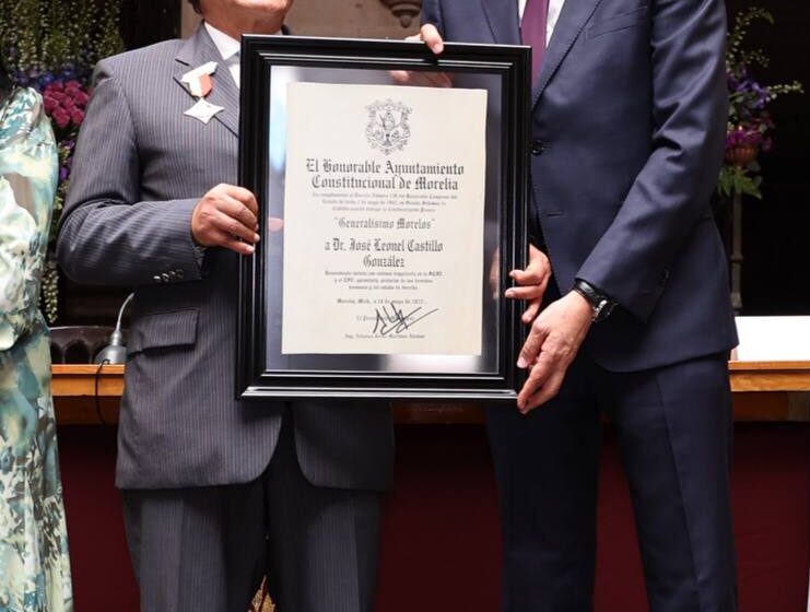  Alfonso Martínez entrega presea “Generalísimo Morelos” a dos morelianos brillantes
