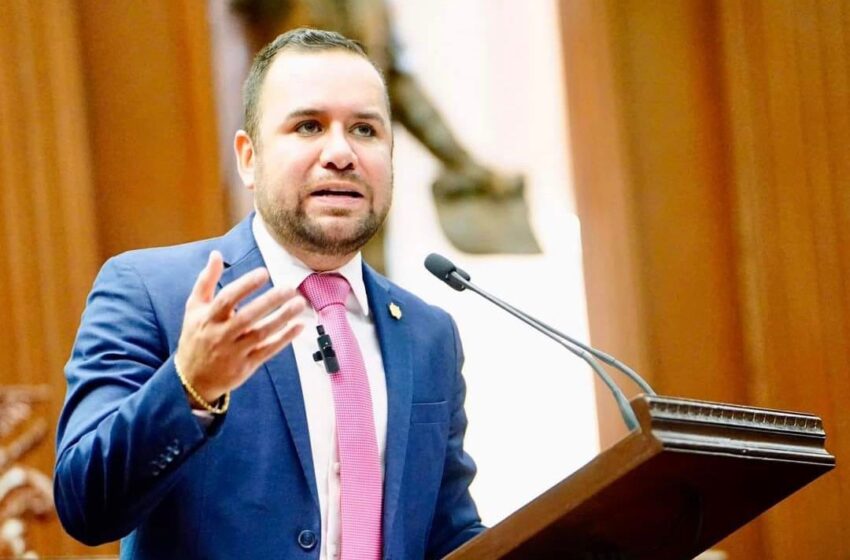  Propone Reyes Galindo reducir a 25 años la edad mínima para ser gobernador de Michoacán