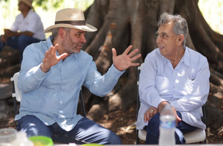  Bedolla y Cuauhtémoc Cárdenas visitan rancho ganadero de Tipítaro