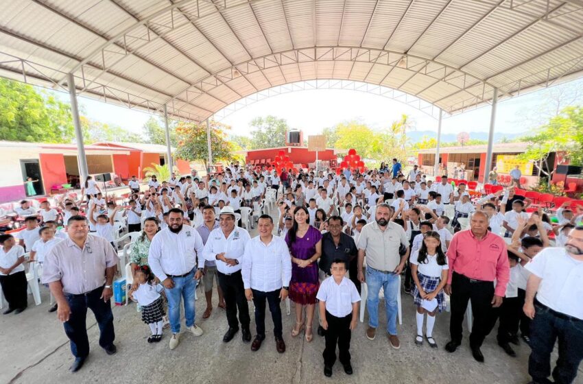  Encabeza Torres Piña entrega de material en escuelas de Coahuayana por más de 25 mdp
