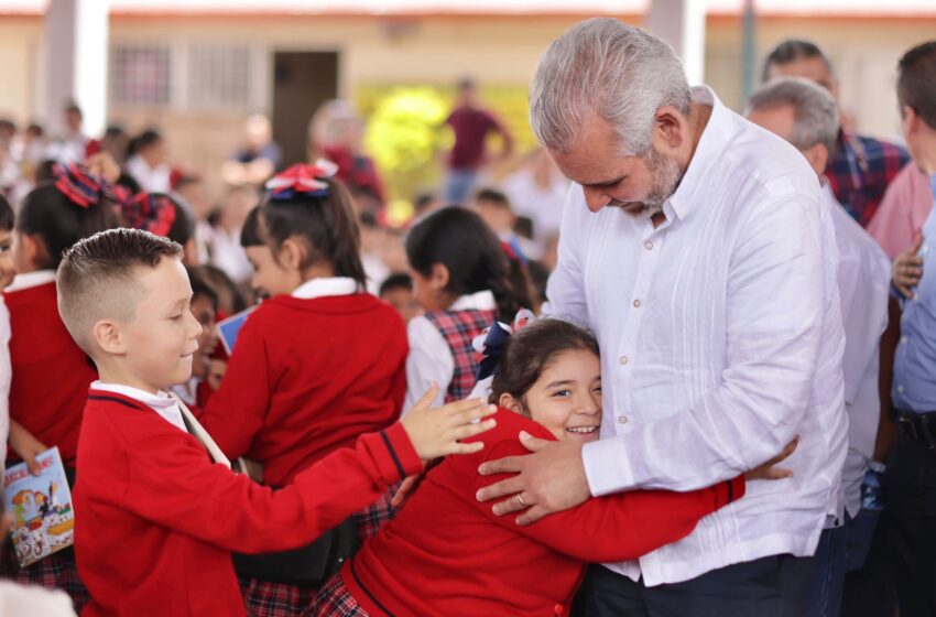  Bedolla beneficia escuelas de Los Reyes con más de 5 mdp en material educativo
