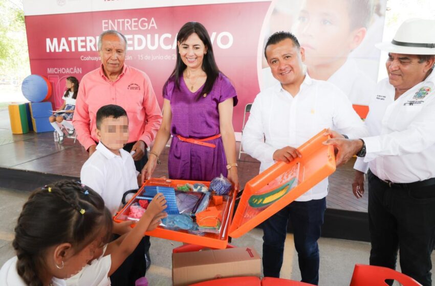  Encabeza Torres Piña entrega de material en escuelas de Coahuayana por más de 25 mdp