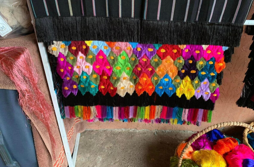  Avanza proceso para registrar marca colectiva para los rebozos de Ahuirán: IAM