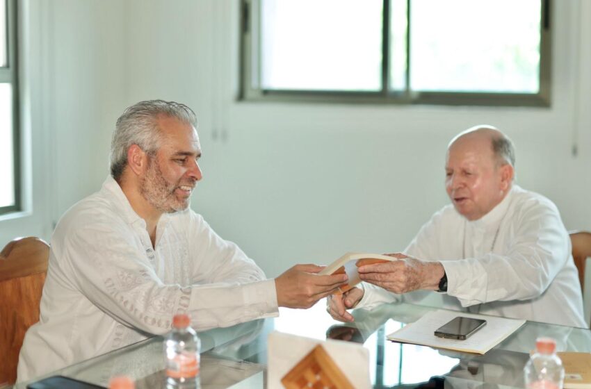  Acuerdan Bedolla y obispo de Apatzingán, coordinación y armonía por el bien común