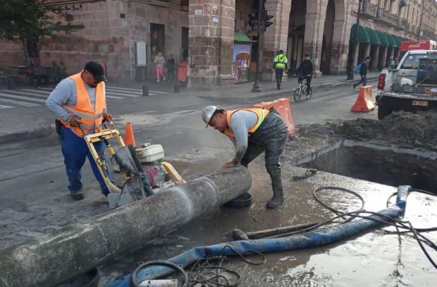  OOAPAS recupera 8 litros de agua por segundo al reparar importante fuga en el centro