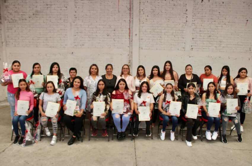  Capacitó Icatmi a 24 mujeres de Tarímbaro, en estilismo
