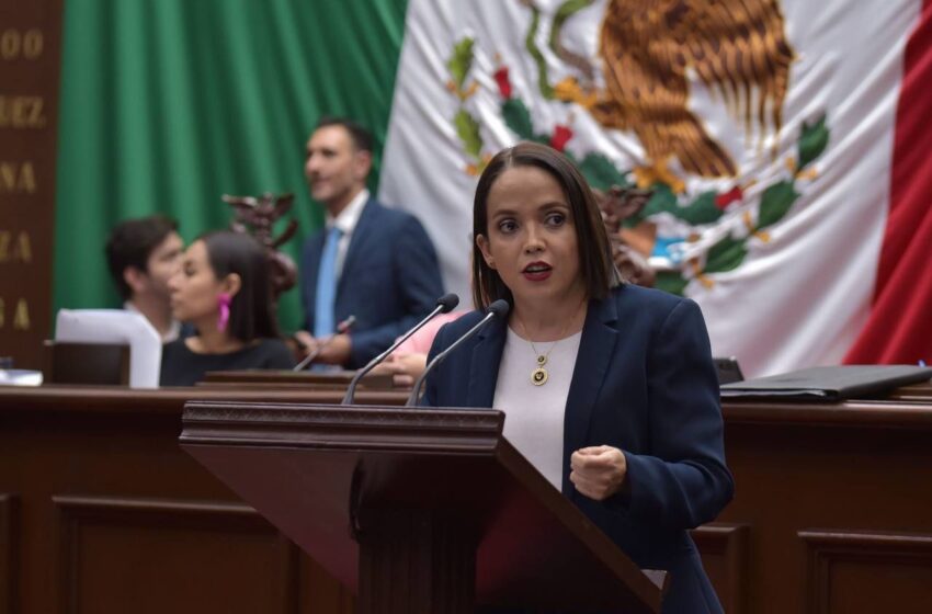  Usar celular al volante aumenta hasta 4 veces el riesgo de un accidente vial: Andrea Villanueva