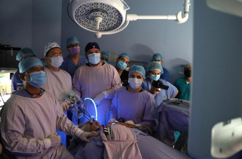  Moderno equipo de radioterapia para atender a personas con cáncer