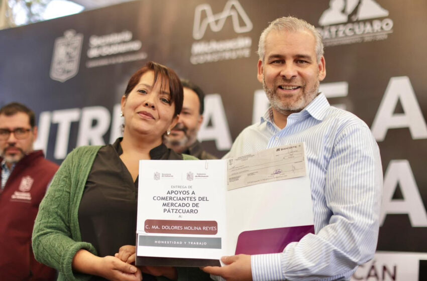  Cumple Bedolla, entrega apoyos a comerciantes reubicados del mercado de Pátzcuaro