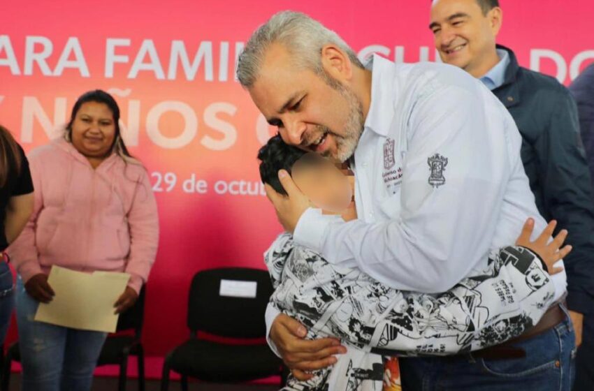  Respalda Bedolla con apoyo económico a familias de menores con cáncer