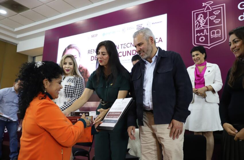  Bedolla inicia transformación de telesecundarias con renovación tecnológica