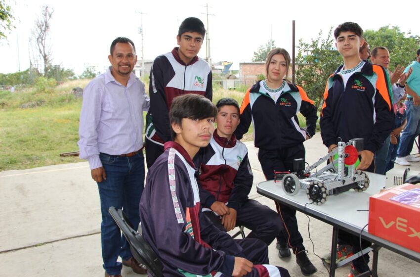  Talento y destreza demuestran estudiantes del Cecytem en exhibición de robots