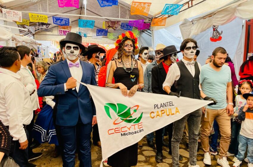  Estudiantes del Cecytem Capula participan en el desfile de la Feria Nacional, Artesanal y Cultural de la Catrina
