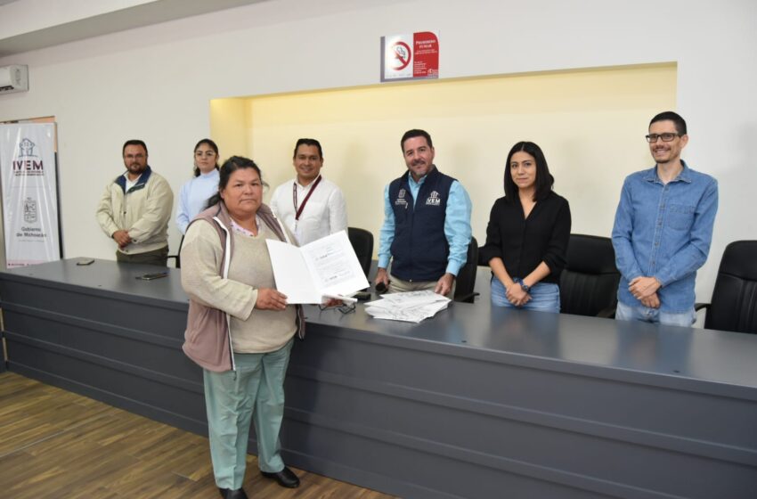  IVEM entrega créditos a habitantes de Pátzcuaro para terrenos