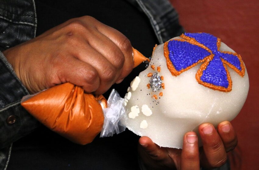  Sin calaveritas no hay altares; más de 20 años de tradición en Pátzcuaro