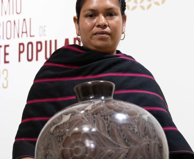 Laura pone en alto a Michoacán con su talento en alfarería; gana máximo premio nacional