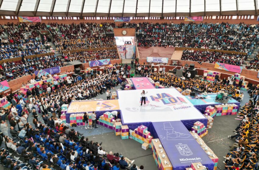  Arranca Bedolla “Jalo a estudiar” con la entrega de 200 mil pares de tenis