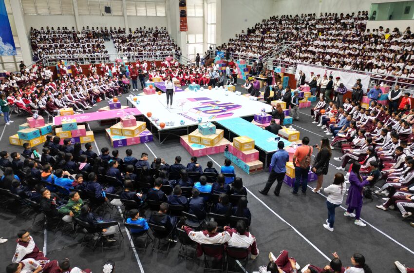  Más de 24 mil estudiantes de Uruapan reciben sus tenis: SEE