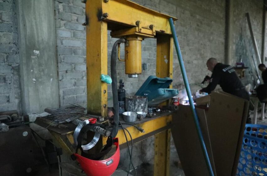  Autoridades federales y estatales aseguran laboratorio de explosivos, en La Huacana