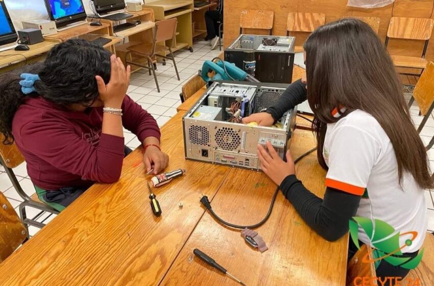  Estudiantes del Cecytem prestan servicio a la comunidad en Lagunillas