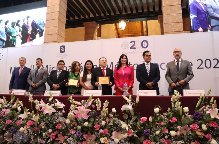  Otorga 75 Legislatura Medalla Michoacán al Mérito Docente 2024, a maestra de educación especial y a la Preparatoria Taximaroa