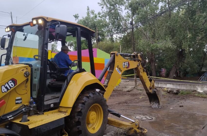 OOAPAS atiende fuga en línea de agua potable, en colonia Félix Ireta
