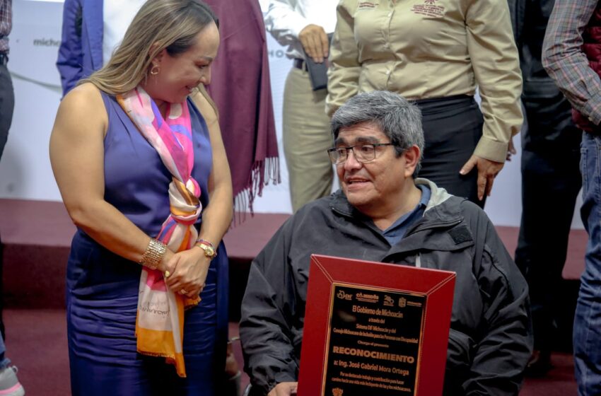  Reconoce presidenta honoraria del DIF Michoacán al activista Gabriel Mora