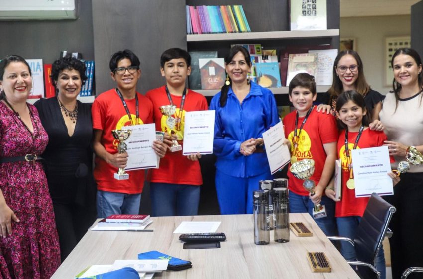  Reconoce SEE a estudiantes campeones en mundial de cálculo mental