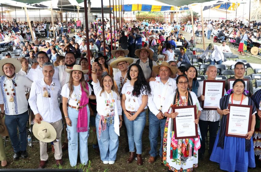 Gobierno estatal homenajea a 63 artesanos por 25 años de trayectoria