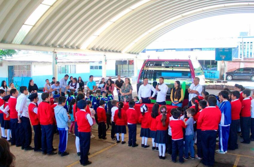  Niñas y niños de Uruapan conocen en escuelas cómo será la cabina del teleférico