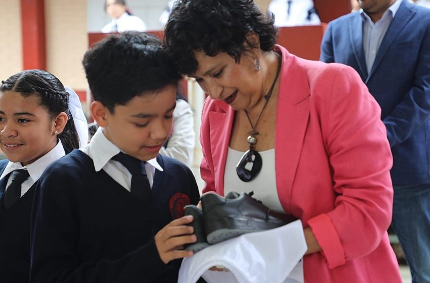  Llegan tenis para más de 33 mil estudiantes de Morelia y Cuitzeo