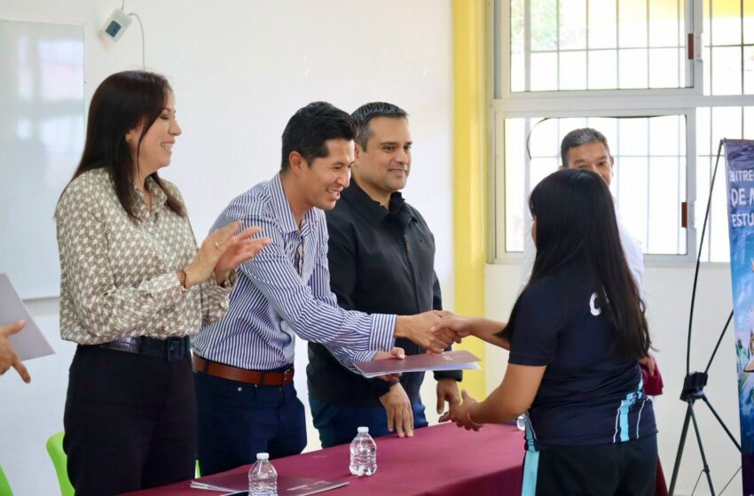  Entrega Iemsysem 11 becas de movilidad a estudiantes del CAMM