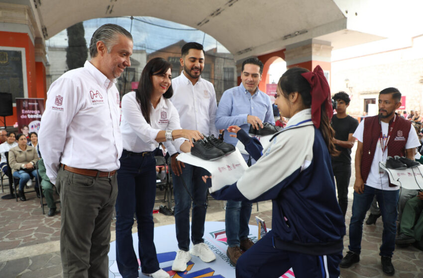  Entregan tenis, libros y obra educativa para miles de alumnos de Huandacareo