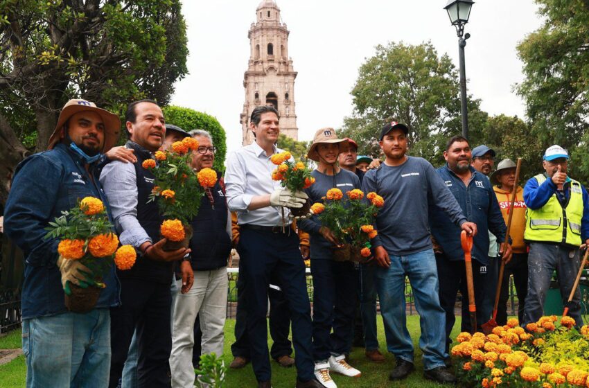  Con miles de flores de cempasúchil ayuntamiento adorna las plazas públicas