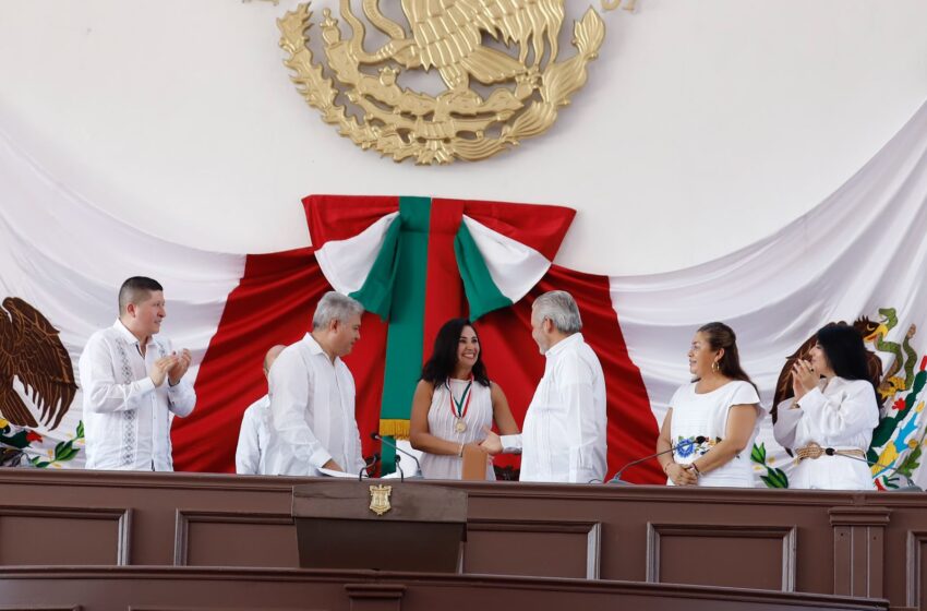  Entrega 76 Legislatura la presea “Constitución de 1814” a Alma Rosa Bahena