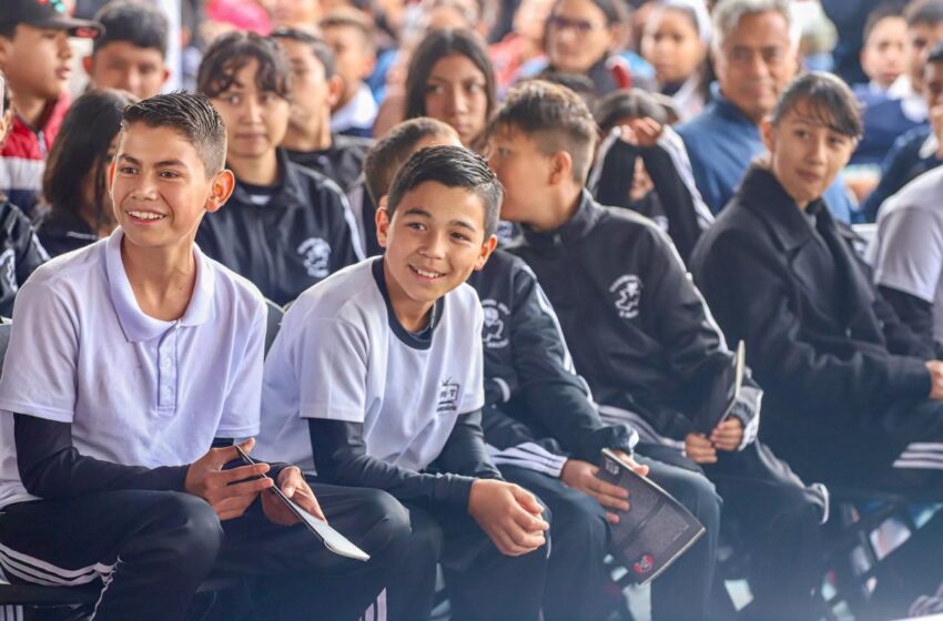  Entregan tenis a secundarias de Trincheras y Santa María