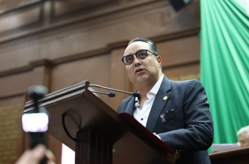  Que escuelas públicas en Michoacán no paguen predial ni agua, propone JP Celis
